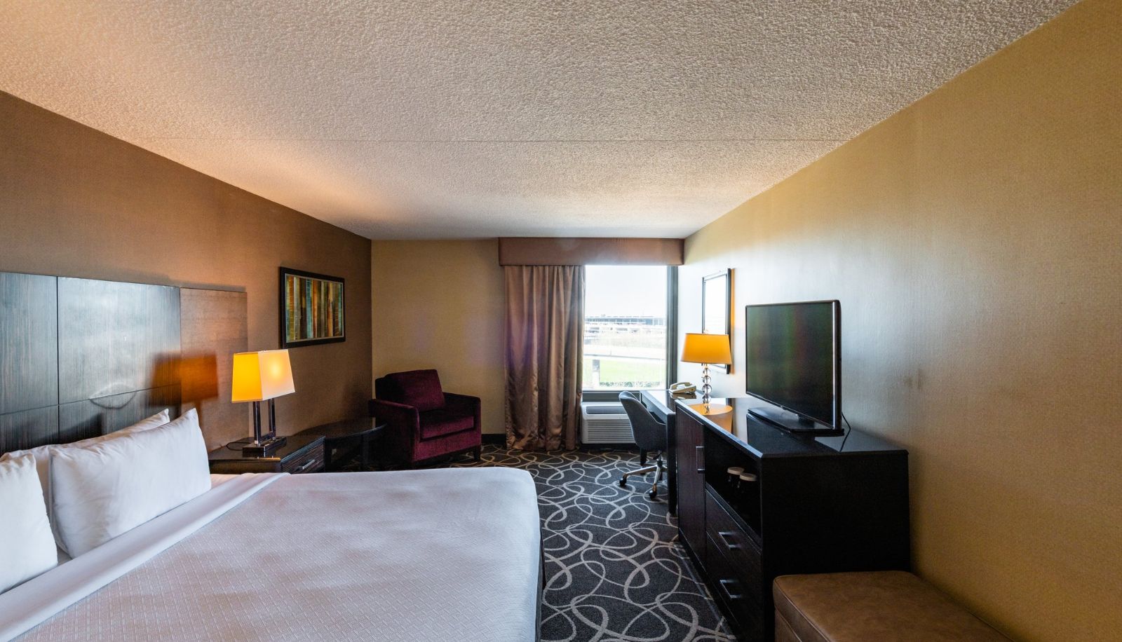 Room - Crowne Plaza NEWARK AIRPORT by IHG