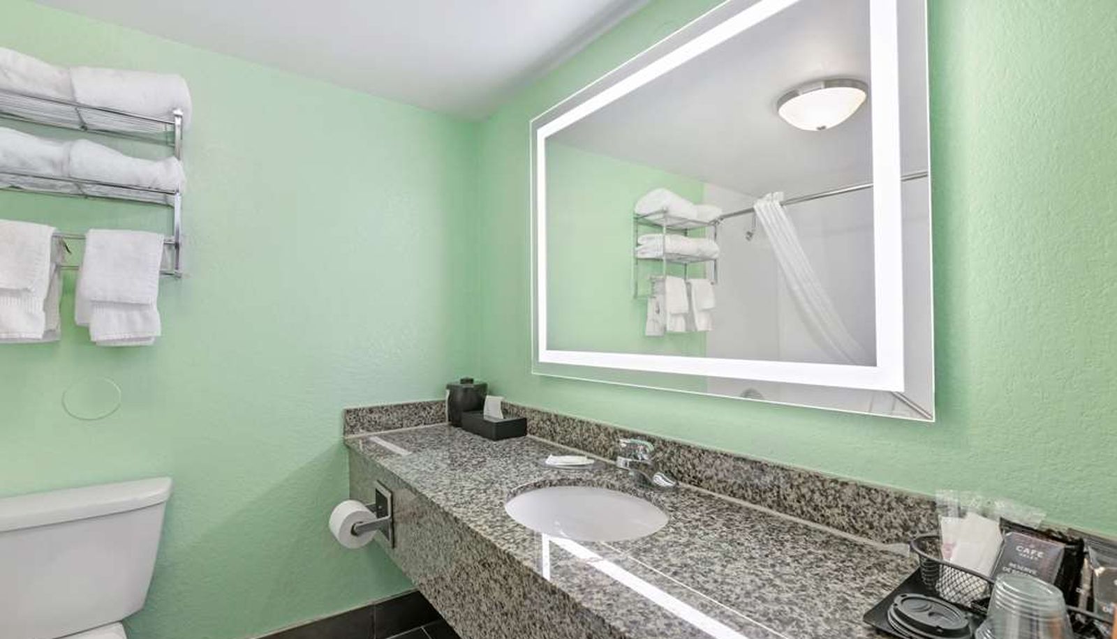 Room - Clarion Inn Des Moines Airport