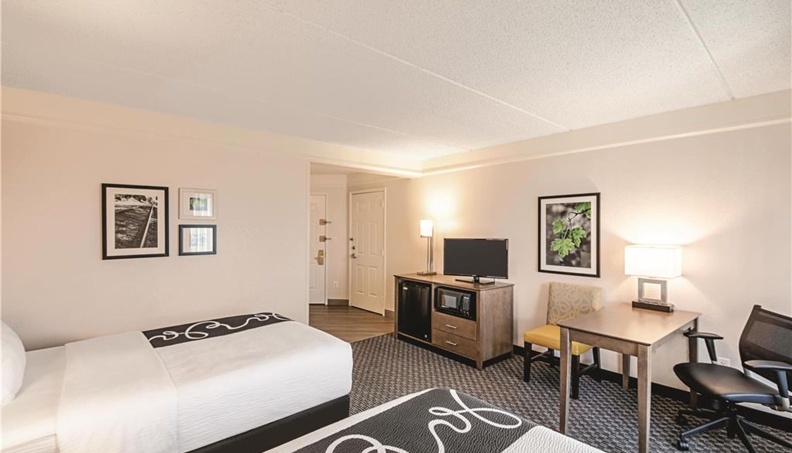Camera - La Quinta Inn & Suites by Wyndham Austin Airport
