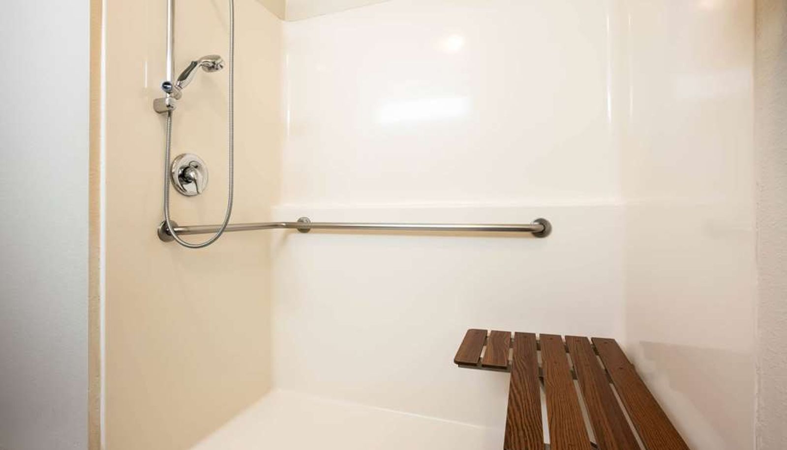 Room - La Quinta Inn & Suites by Wyndham Portland Airport