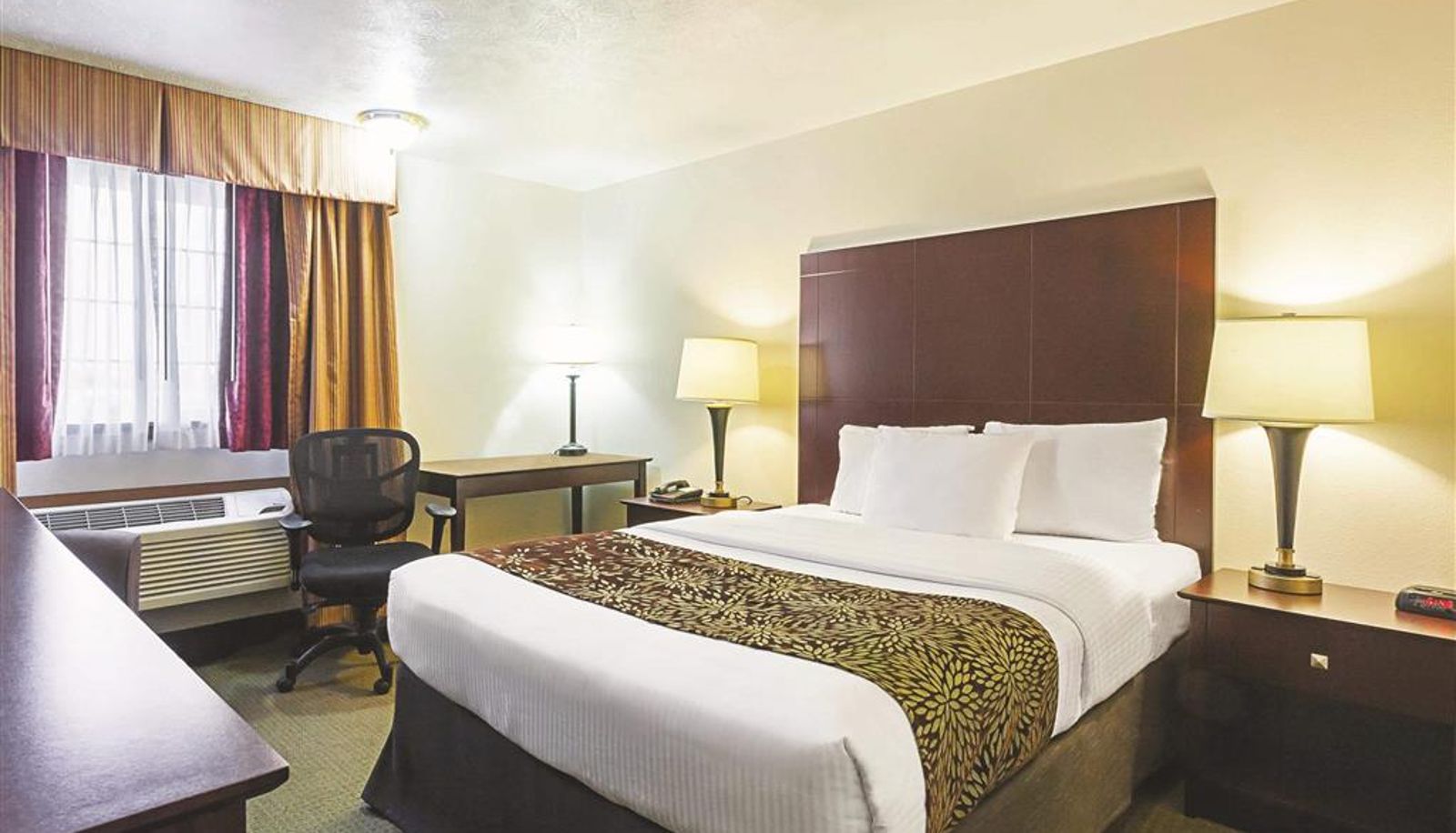 Zimmer - La Quinta Inn & Suites by Wyndham Woodburn