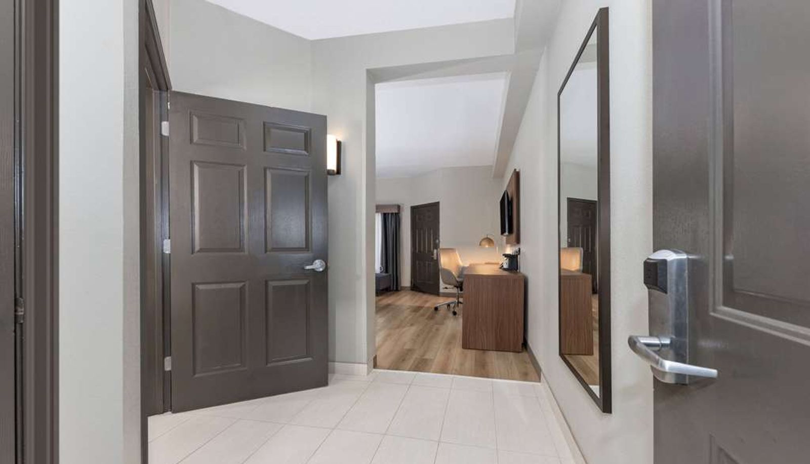 Room - La Quinta Inn & Suites by Wyndham Dallas DFW Airport North