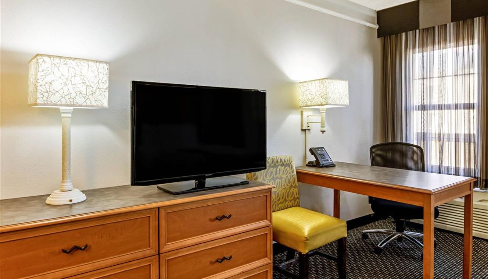 Room - La Quinta Inn & Suites by Wyndham Macon