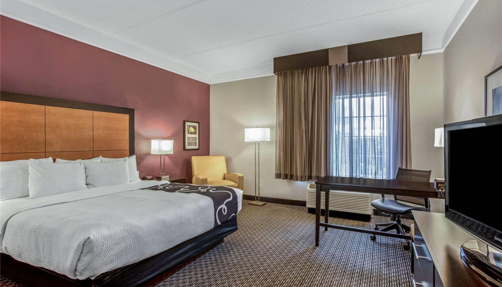 Room - La Quinta Inn & Suites by Wyndham Orlando Airport
