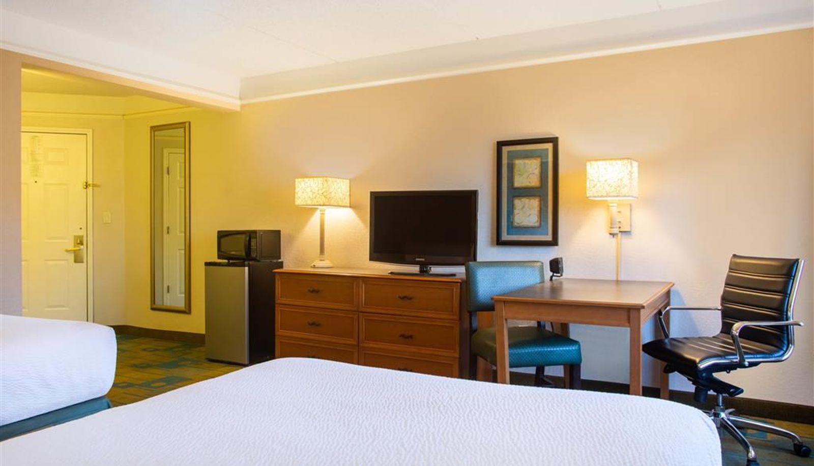 Camera - La Quinta Inn & Suites by Wyndham Charlotte Airport South
