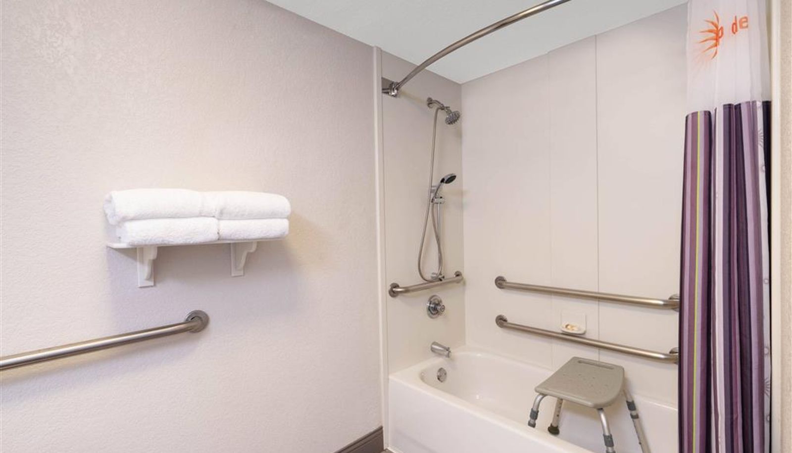 Room - La Quinta Inn & Suites by Wyndham Pueblo