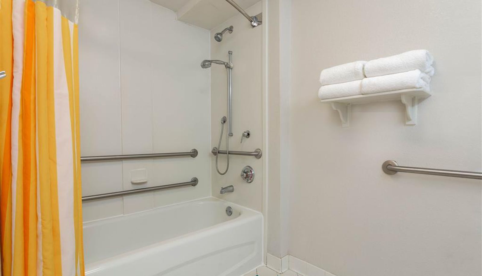 Room - La Quinta Inn & Suites by Wyndham Lakeland West
