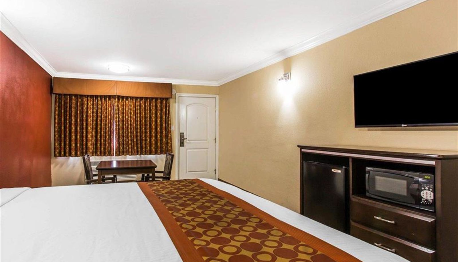 Zimmer - Rodeway Inn & Suites Corona