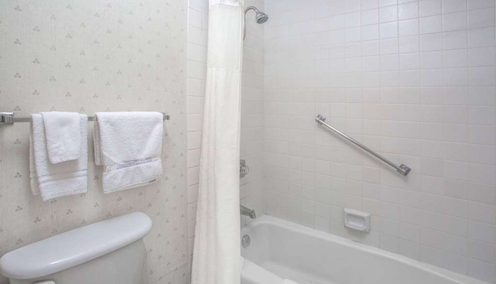 Camera - Travelodge by Wyndham Costa Mesa Newport Beach Hacienda