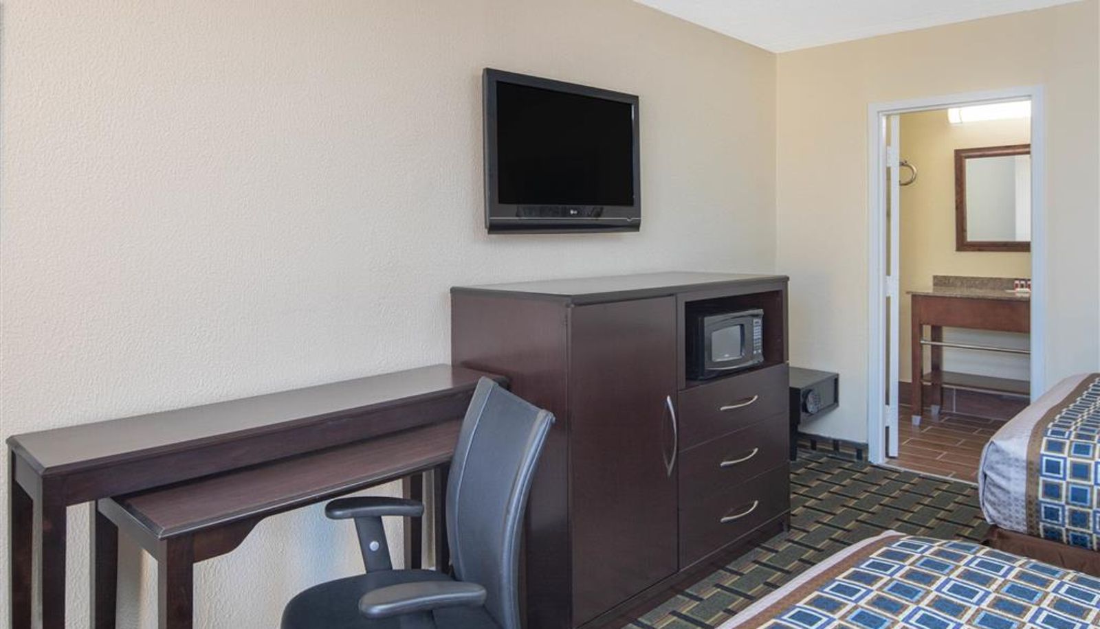 Room - Travelodge by Wyndham Savannah Area/Richmond Hill