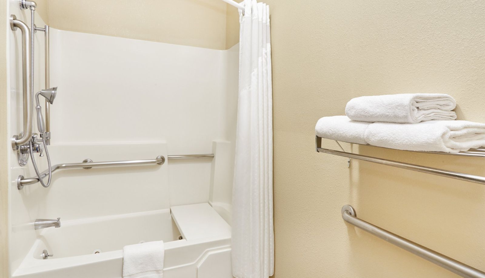 Room - Holiday Inn Express & Suites CHICAGO-LIBERTYVILLE by IHG