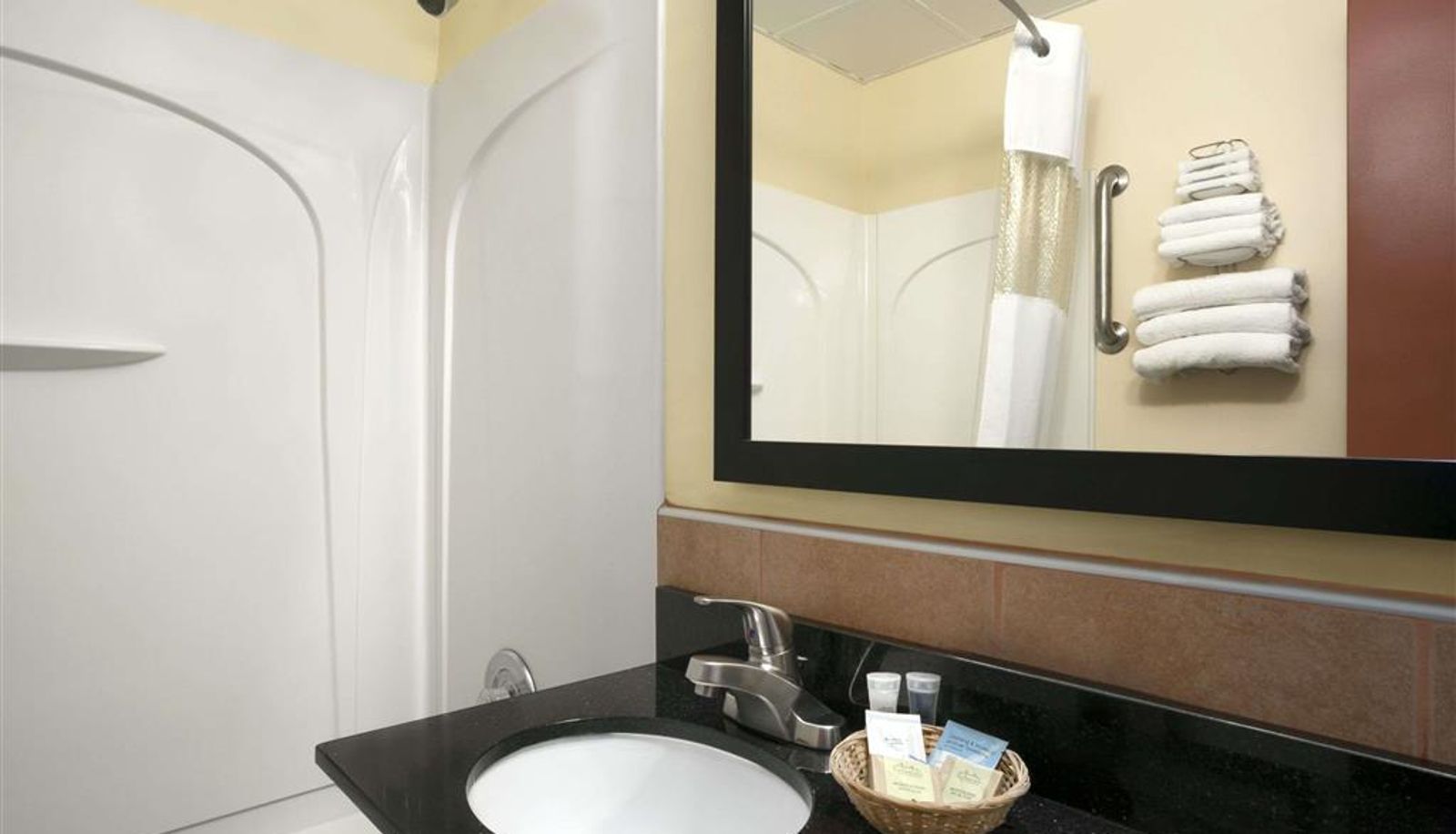 Zimmer - Travelodge by Wyndham Cleveland Lakewood