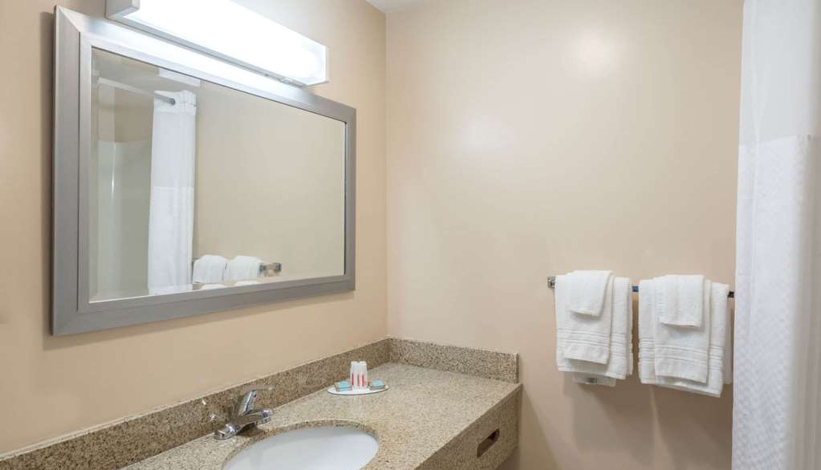 Zimmer - Days Inn by Wyndham Middletown/Newport Area