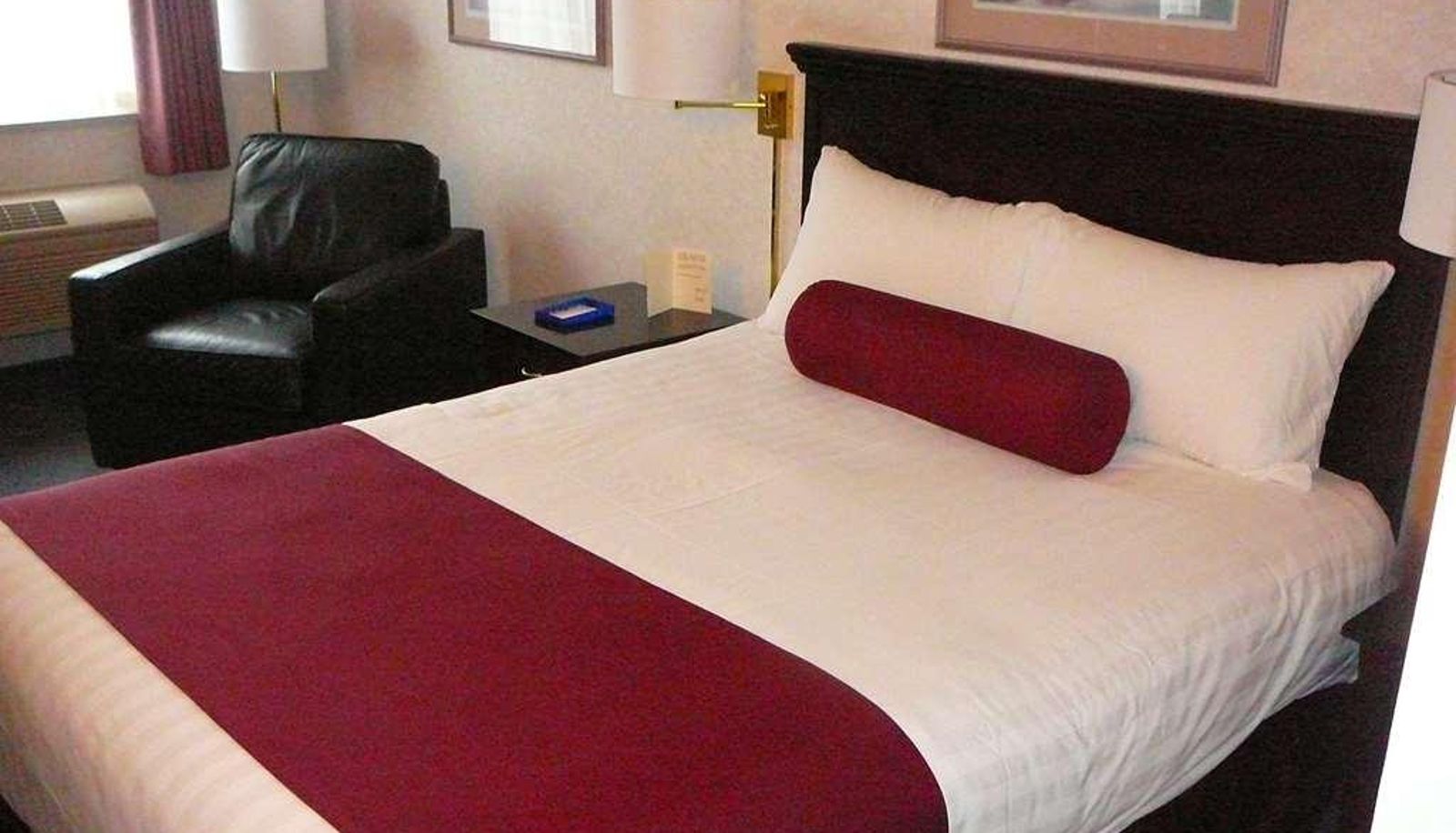 Standard room (double) - COAST ABBOTSFORD HOTEL AND SUITES