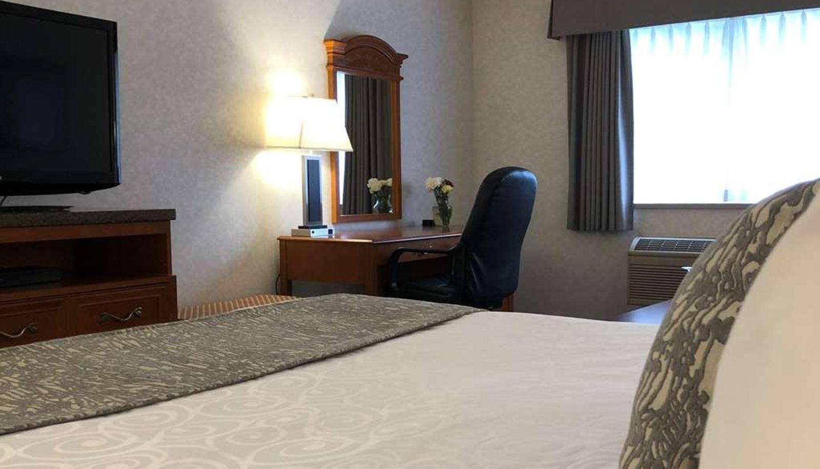 Standard room (double) - COAST ABBOTSFORD HOTEL AND SUITES