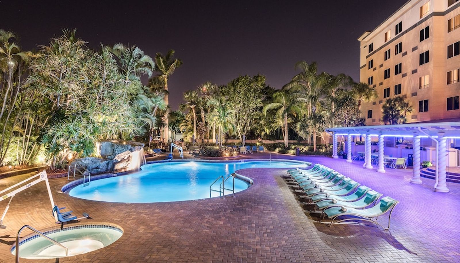 Pool - Holiday Inn FT. LAUDERDALE-AIRPORT by IHG