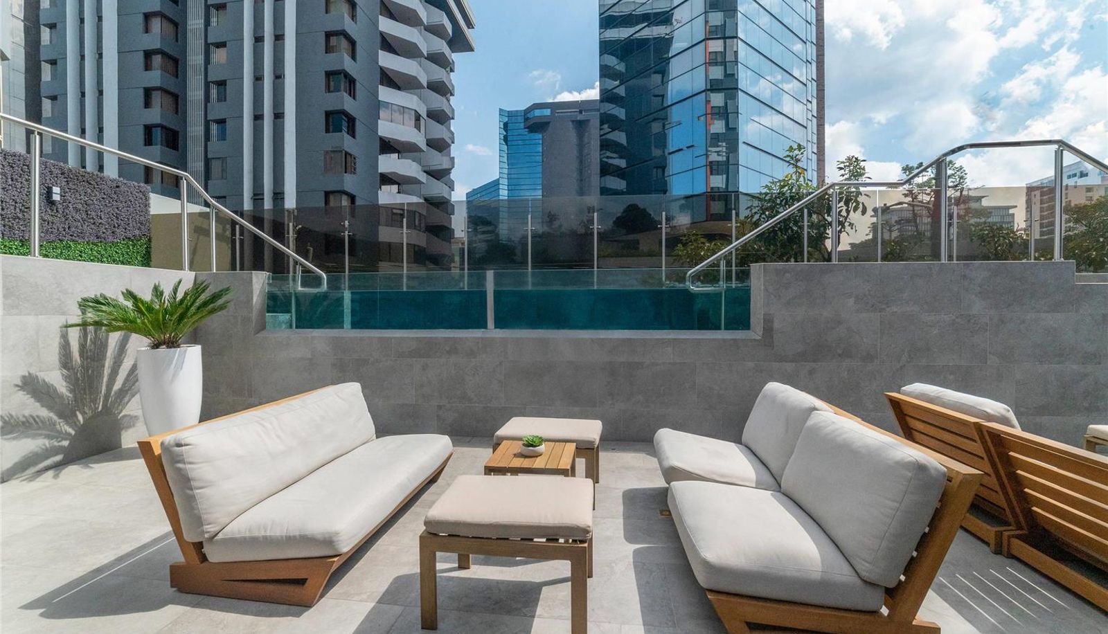 Bar - Clarion Suites Guatemala City