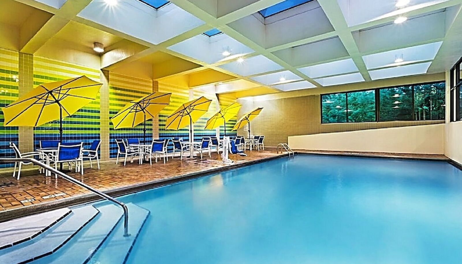 Pool - Crowne Plaza KNOXVILLE DOWNTOWN UNIVERSITY by IHG