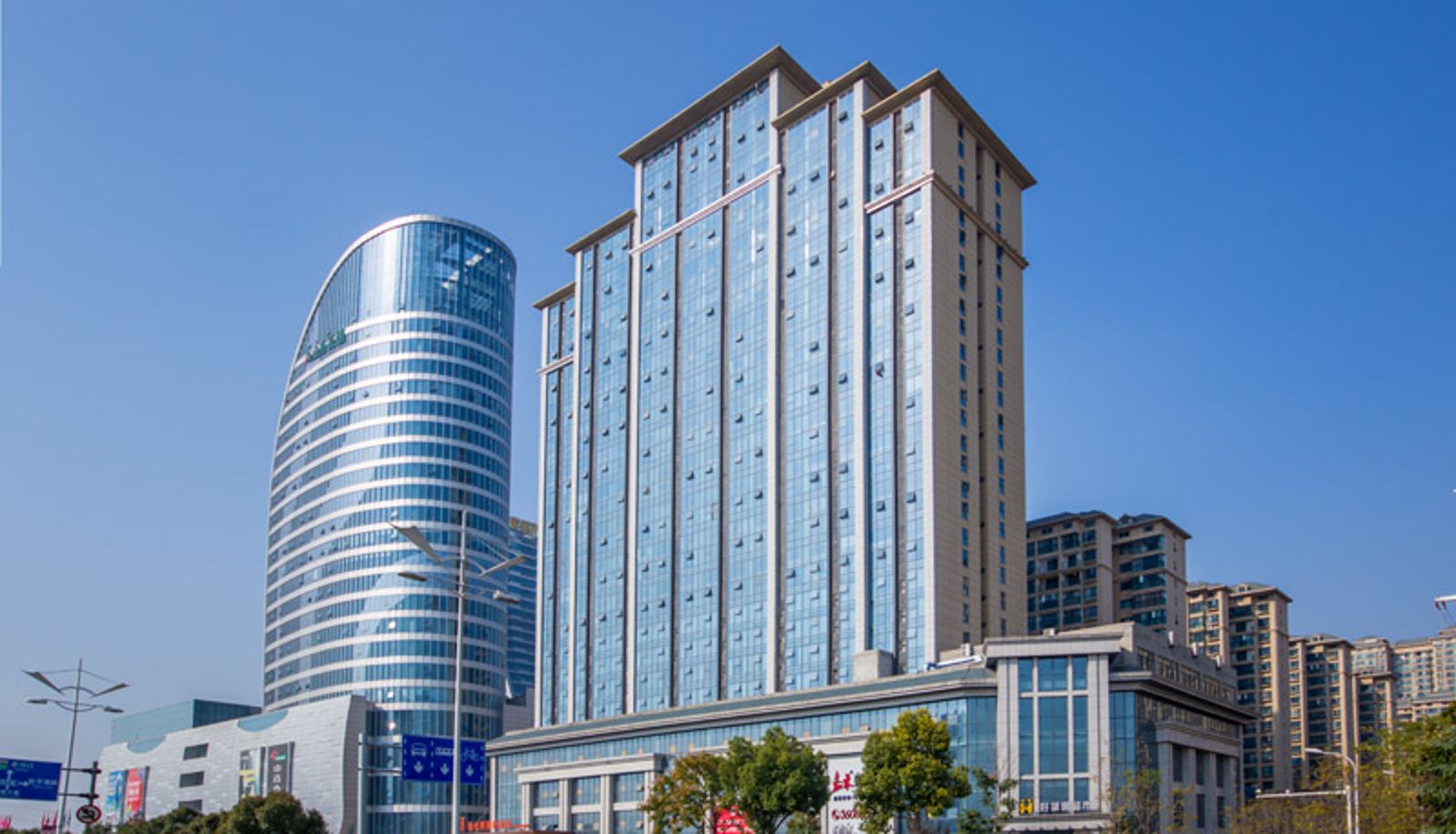 Außenansicht - Vienna International Hotel Xiangyang Wuyue Plaza New Fifth High School