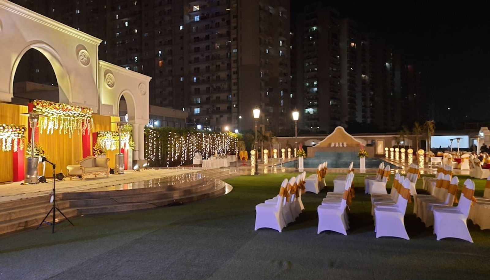 Piscine - THE GAURS SAROVAR PREMIERE