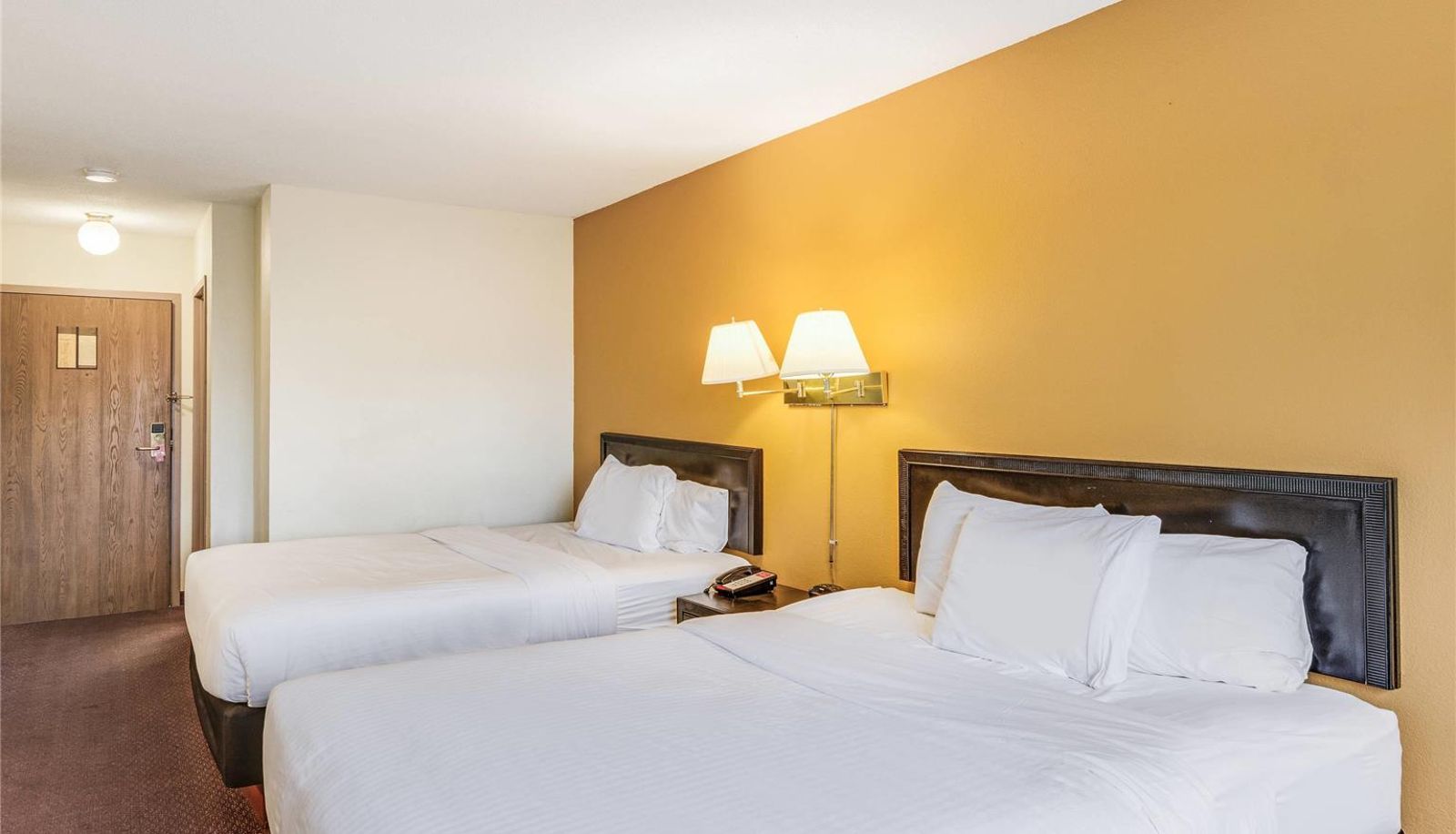 Room - Econo Lodge Whitehall near Michigan's Adventure