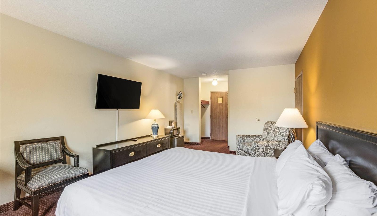 Room - Econo Lodge Whitehall near Michigan's Adventure