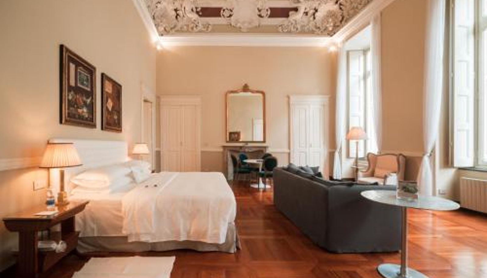 Suite - Royal Palace Hotel
