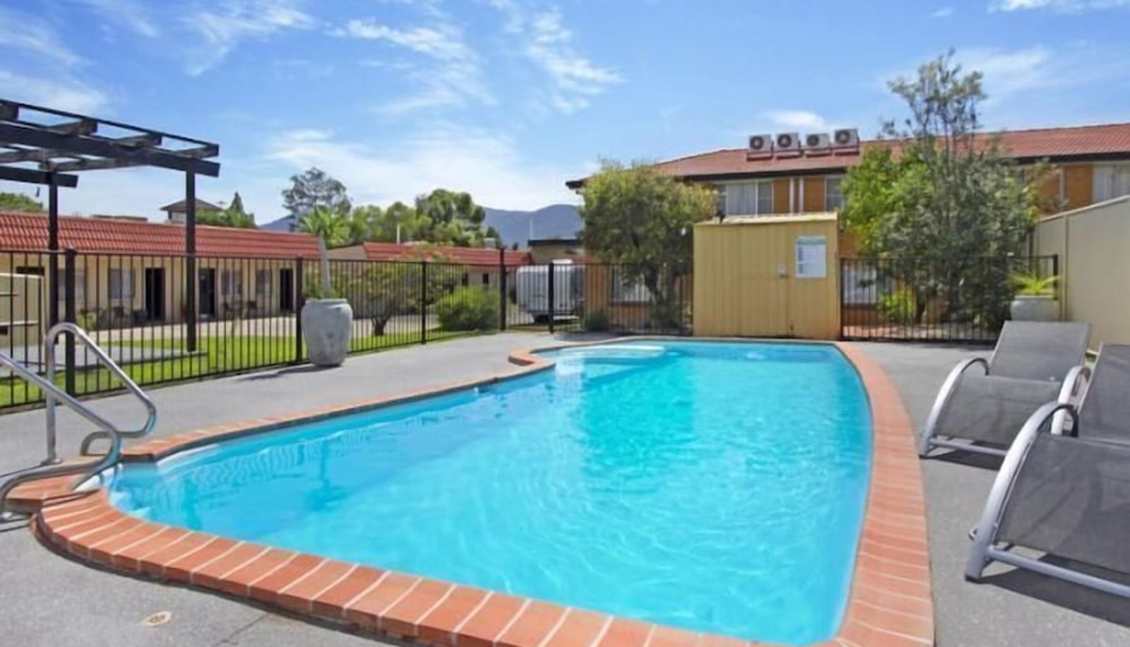 Pool - Country Capital Motel