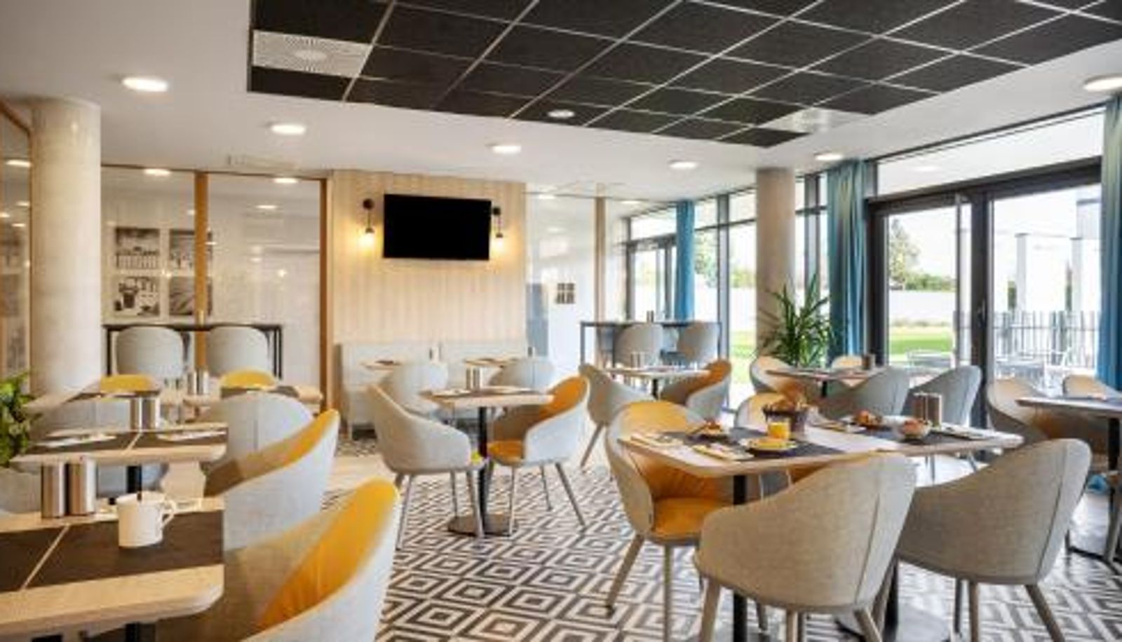 Salle de petit-déjeuner dans le restaurant - Residhome Sénart