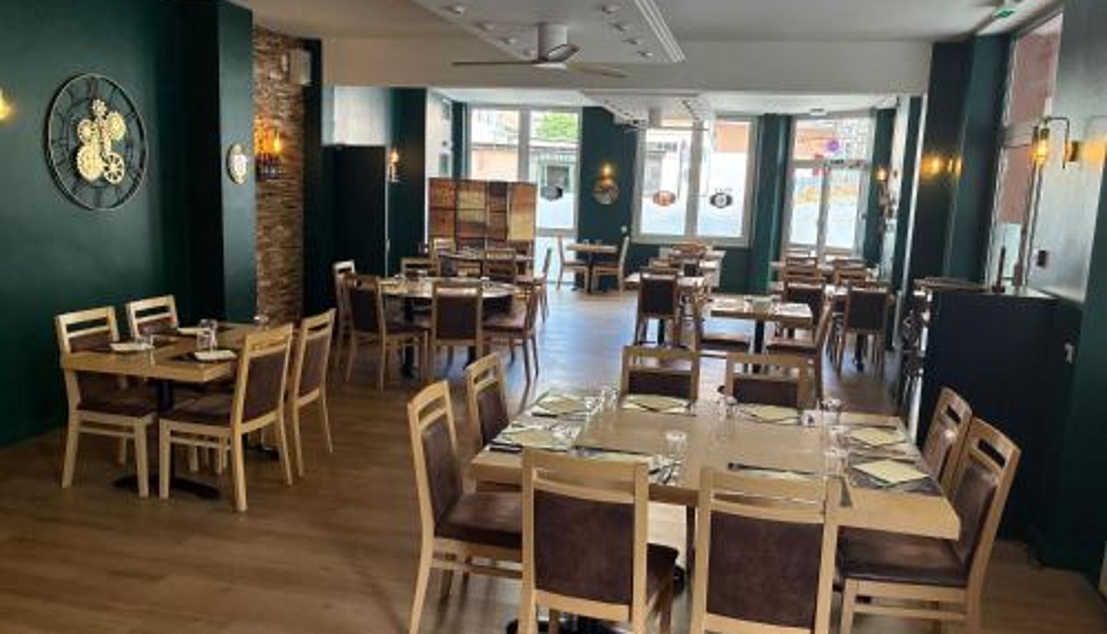 Frühstücksraum innerhalb des Restaurants - Logis Hôtel du Commerce