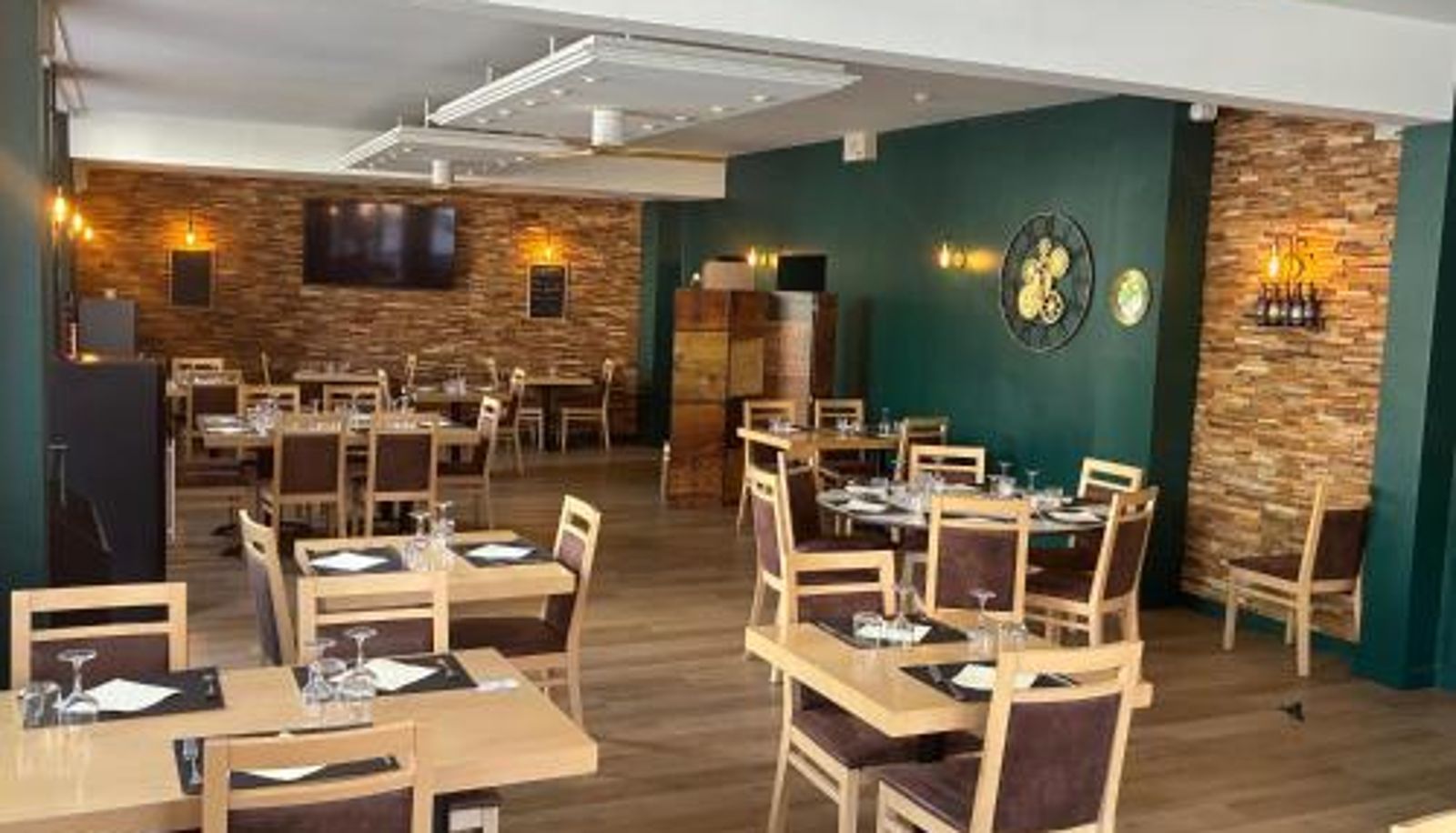 Frühstücksraum innerhalb des Restaurants - Logis Hôtel du Commerce