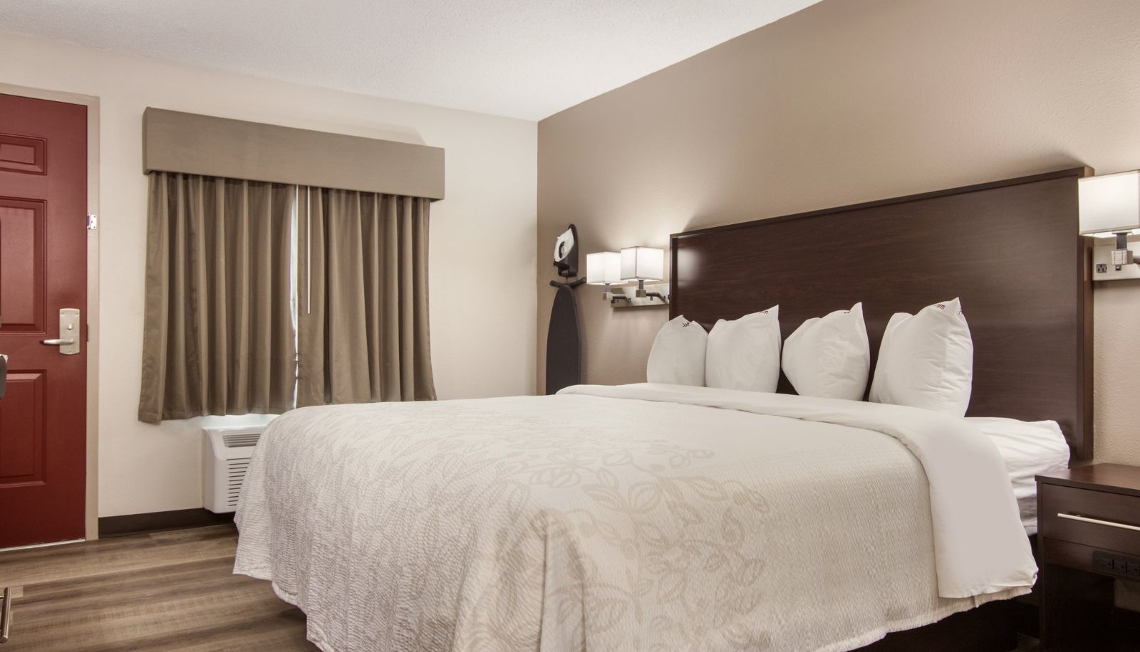 Zimmer - Red Roof PLUS+ & Suites Erie