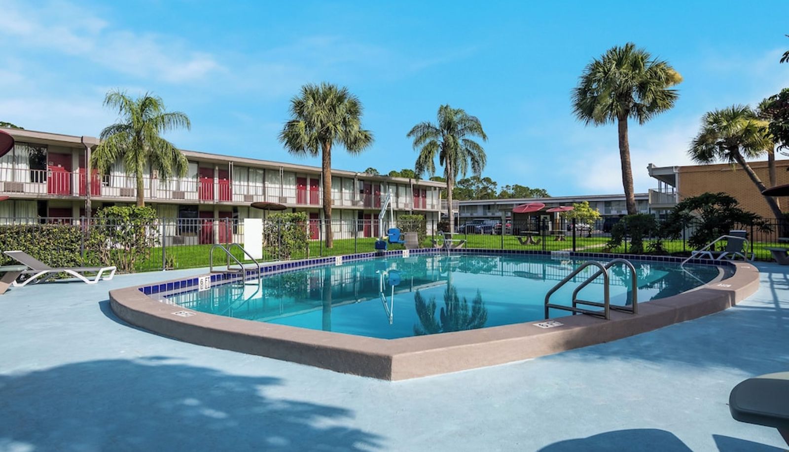 Pool - Red Roof Inn Vero Beach - I-95