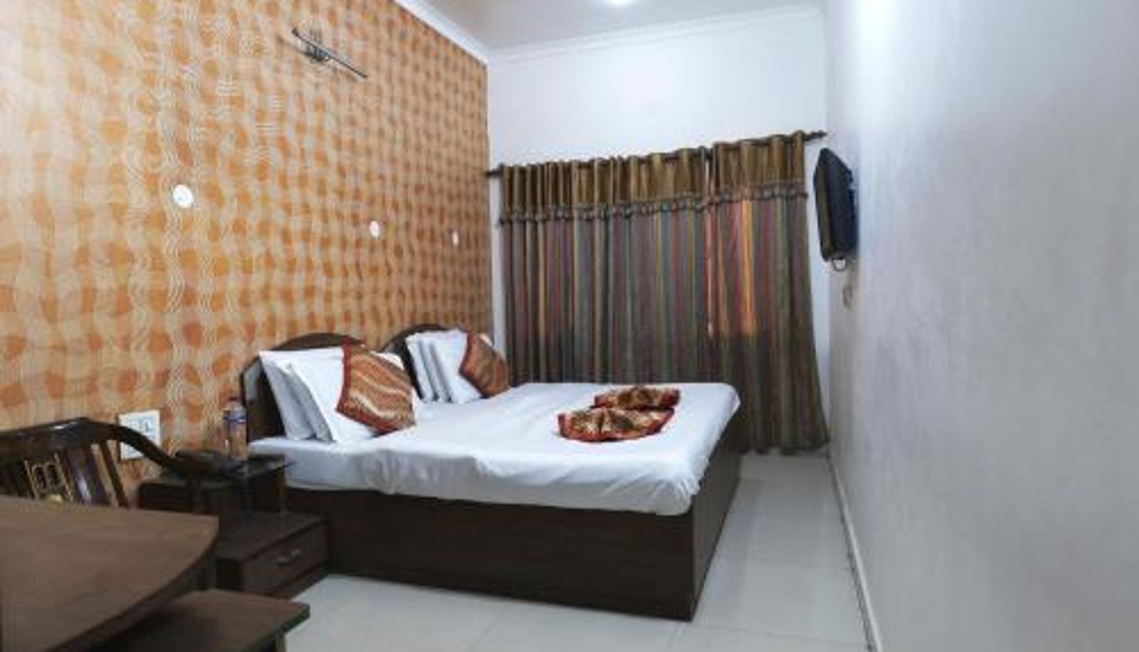 Room - Hotel Holiday Comfort - 800 mts from Jallianwala Bagh