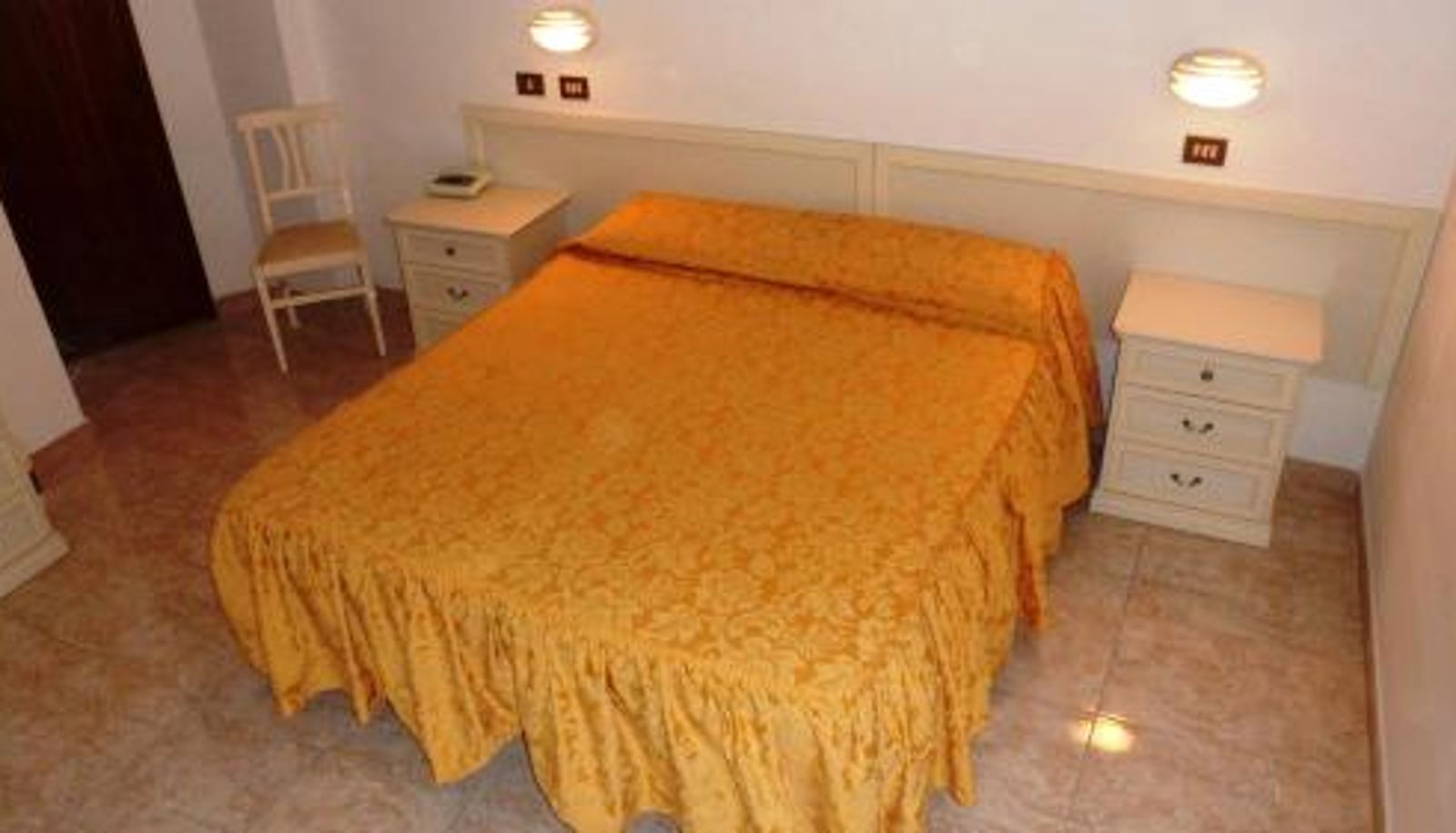 Room - Hotel Reali