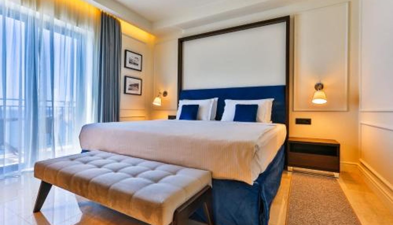 Camera - Hotel California by Aycon