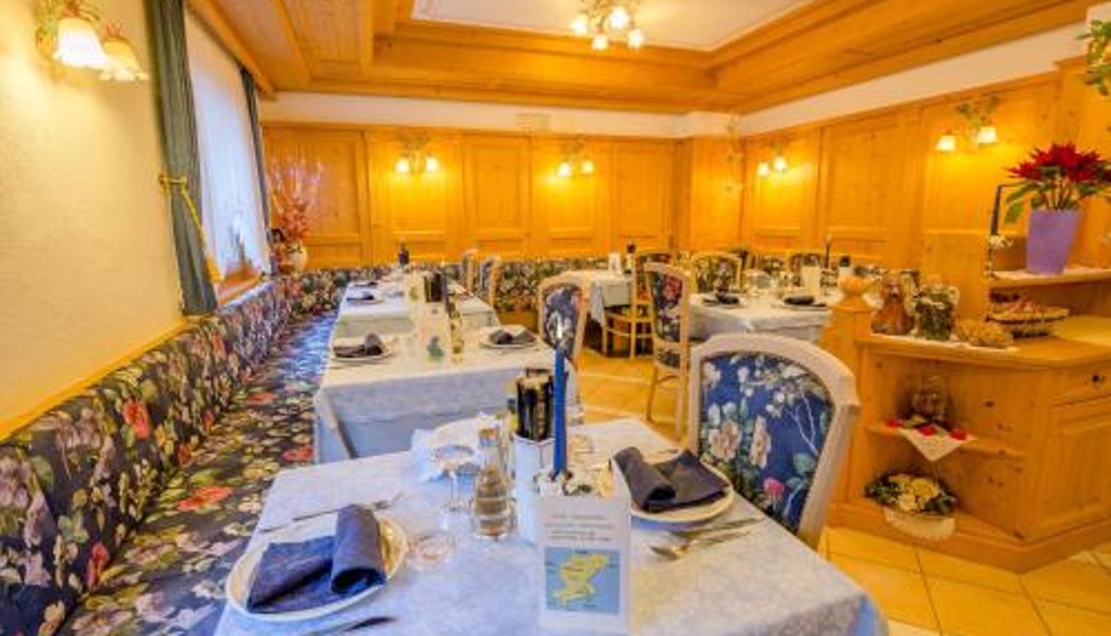 Sala de desayunos dentro del restaurante - Albergo Genzianella