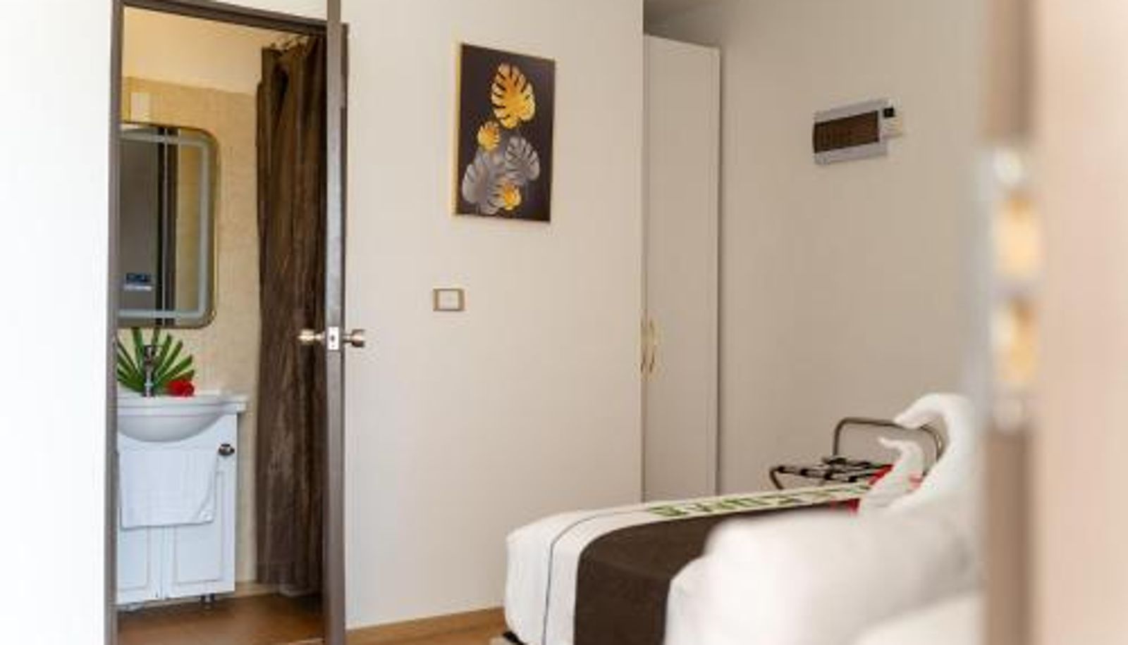 Info - Airport Ace Hotel