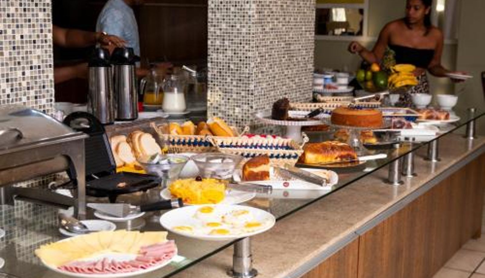 Breakfast room within the restaurant - Victoria Plaza Hotel