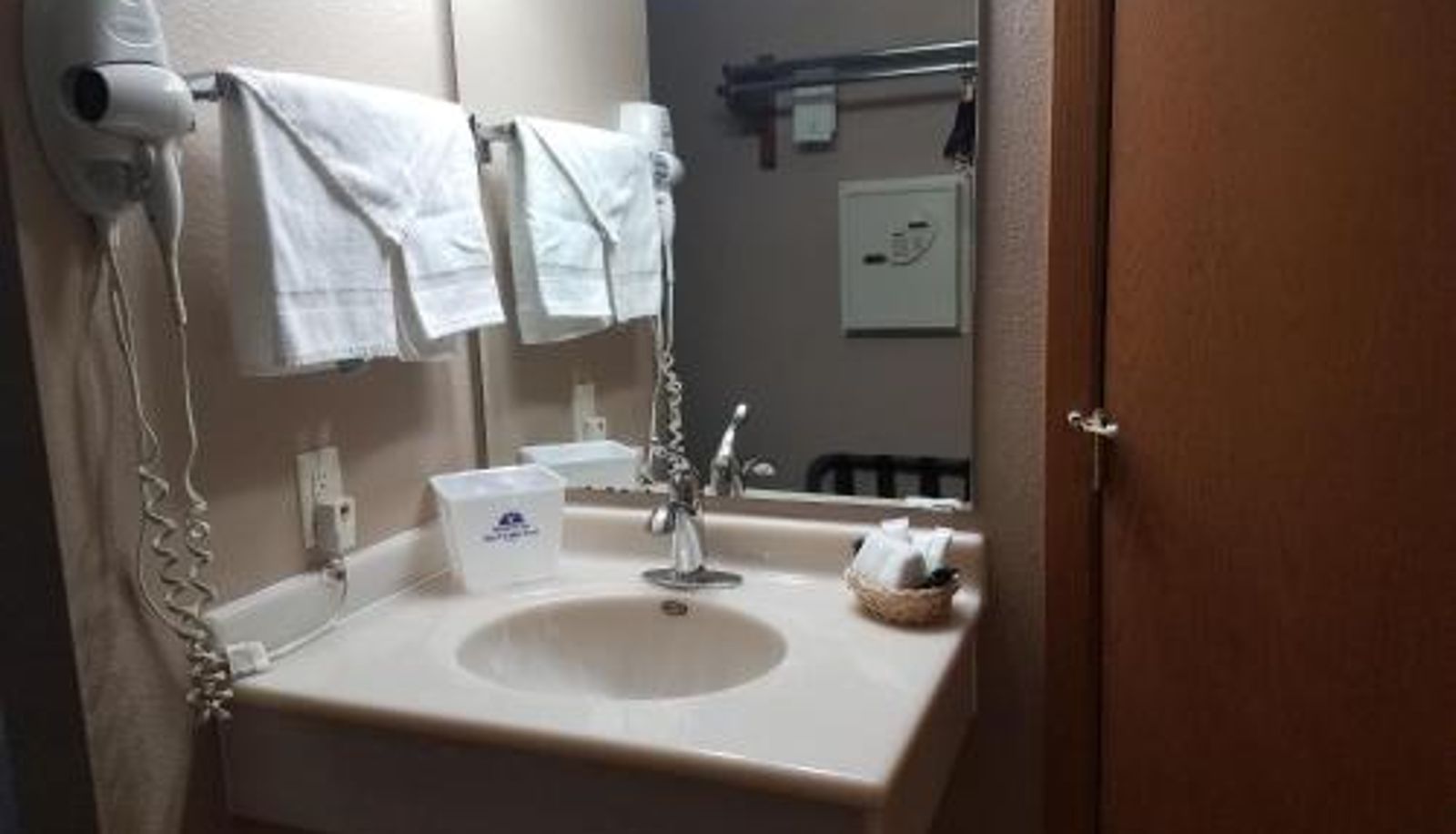 Badezimmer - Americas Best Value Inn and Suites Bismarck