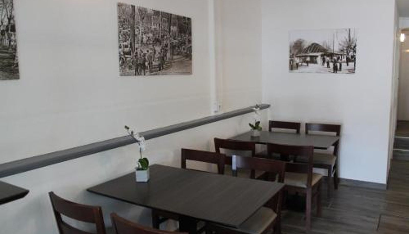 Salle de petit-déjeuner dans le restaurant - La Hourquie Café