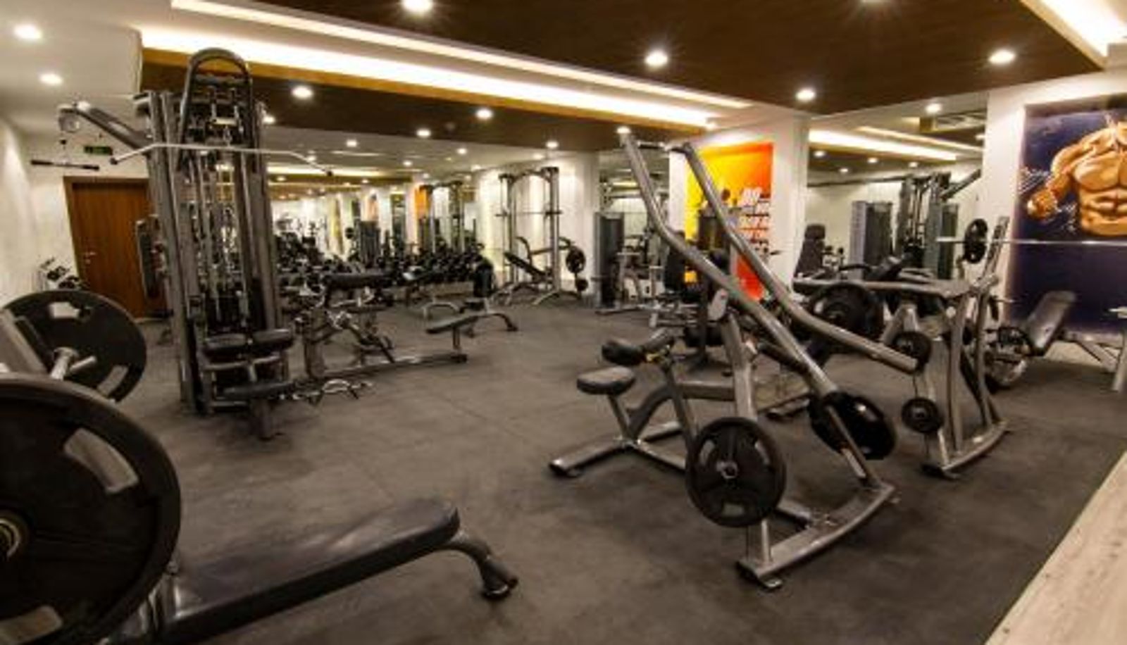 Zona de bienestar y gimnasio - Ayan Hotel