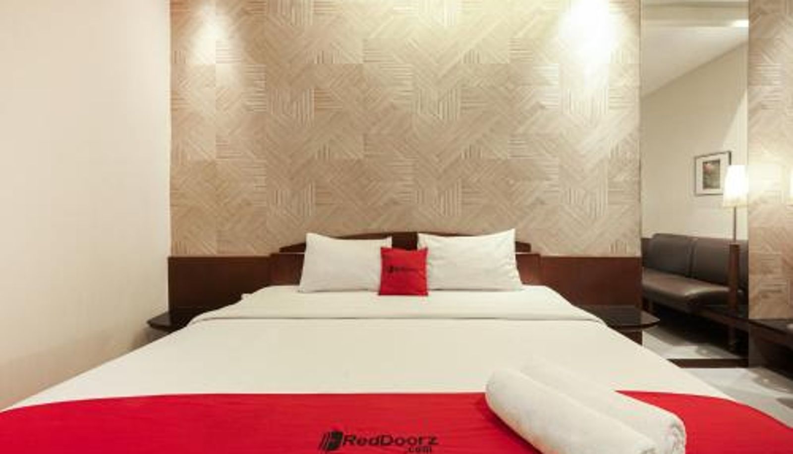 Zimmer - RedDoorz Plus @ Cipaganti Street 3