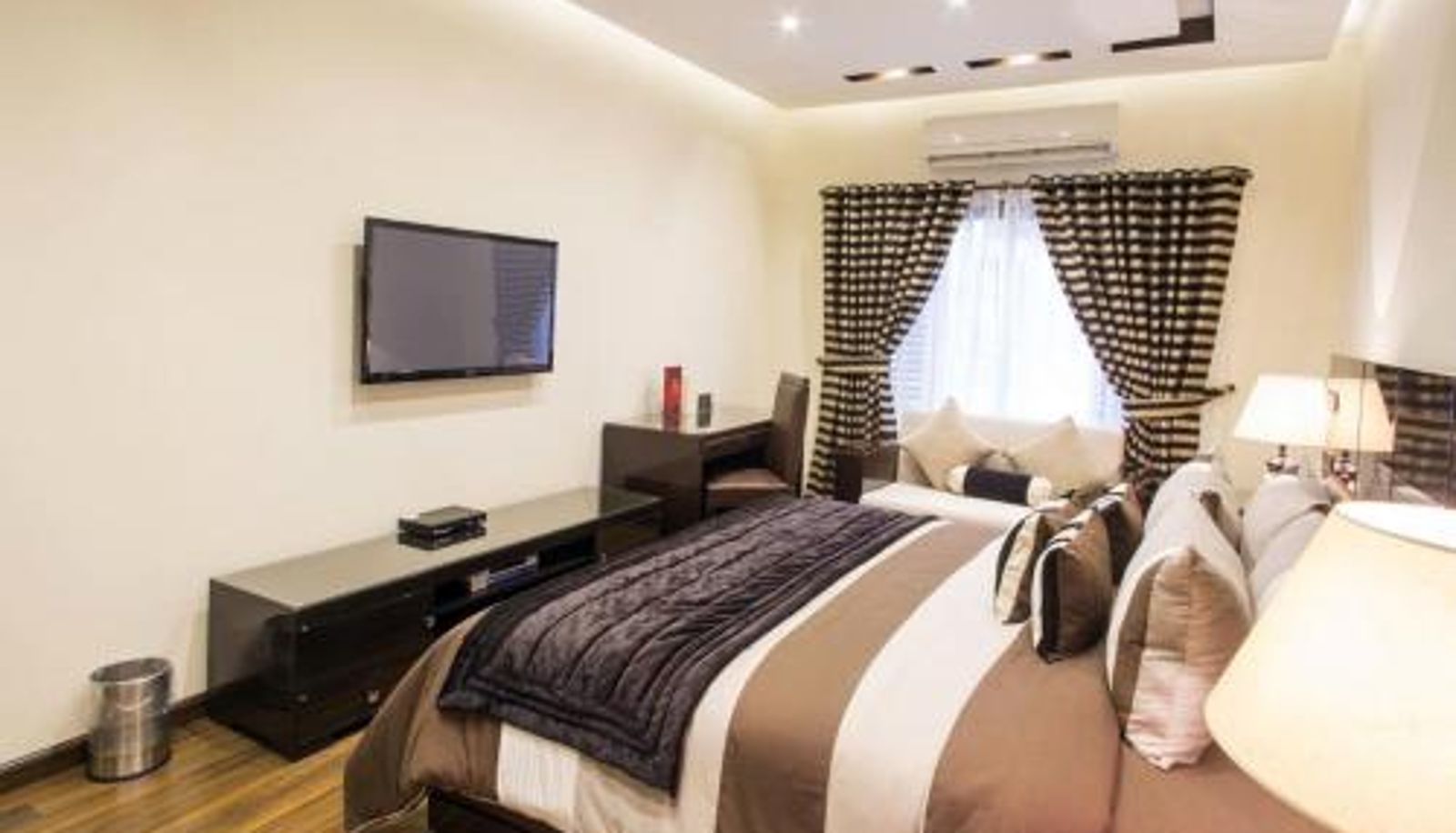 Chambre - Royaute Luxury Suites and Hotel Gulberg Lahore
