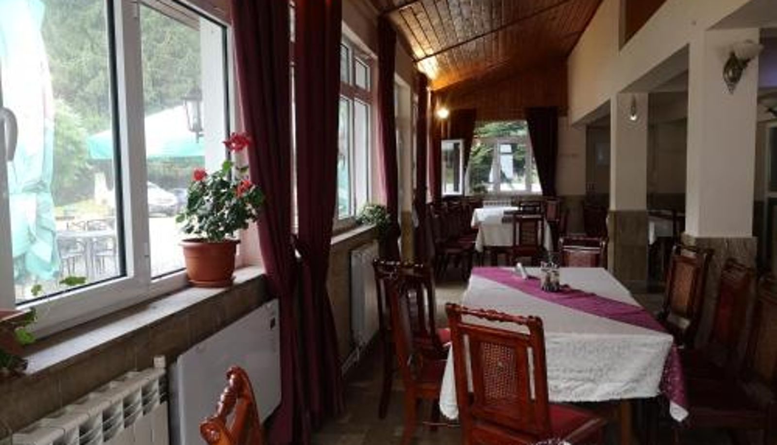 Sala de desayunos dentro del restaurante - Floarea Reginei
