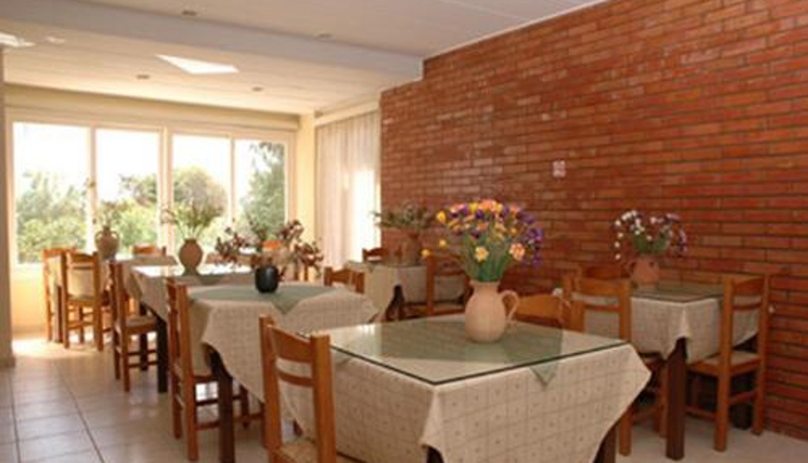 Salle de petit-déjeuner dans le restaurant - Poseidon Hotel