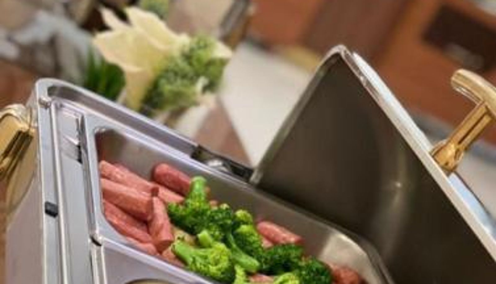 Salle de petit-déjeuner dans le restaurant - Sama Inn Hotel