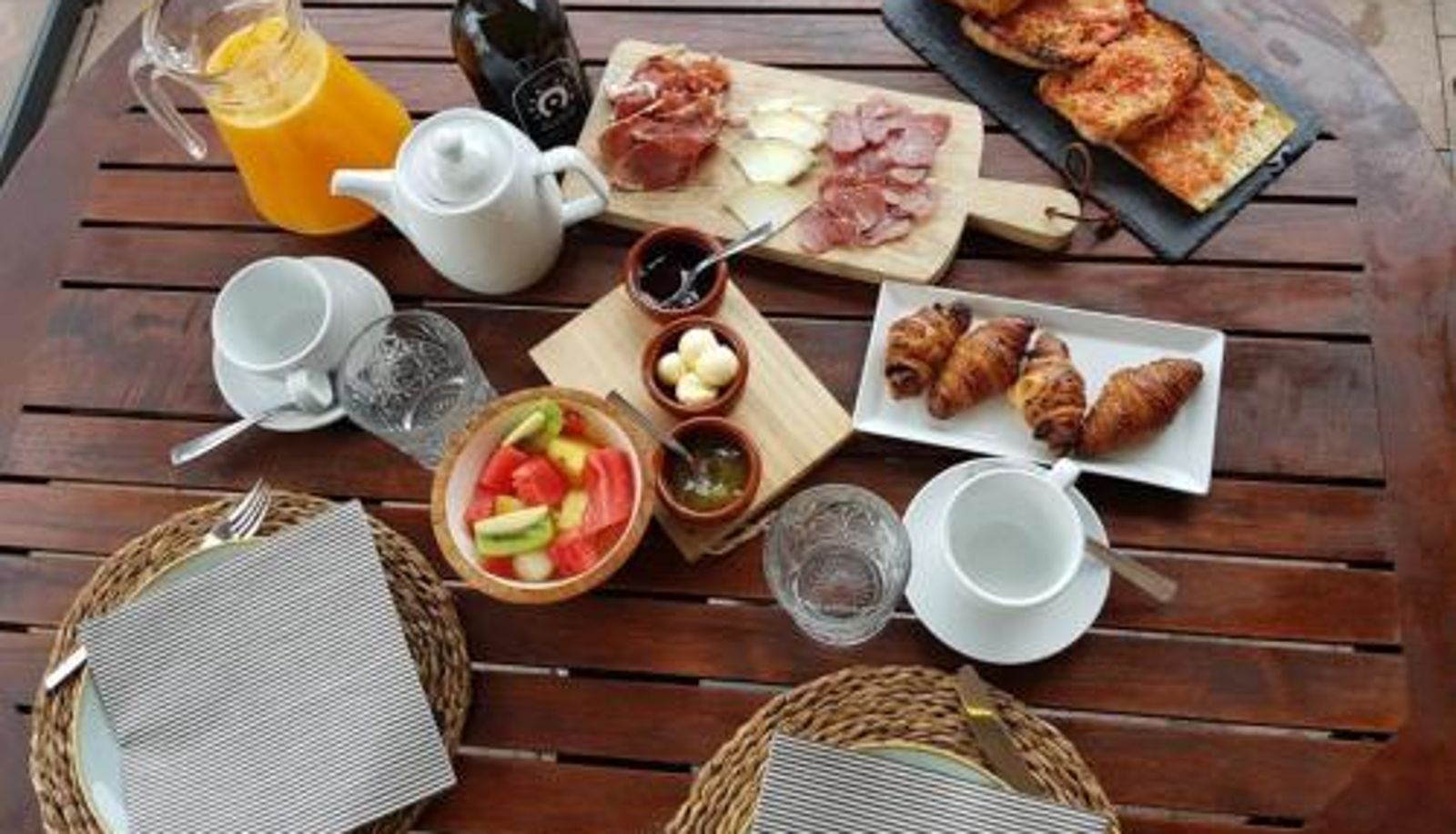 Frühstücksraum innerhalb des Restaurants - Hostal Sa Tuna