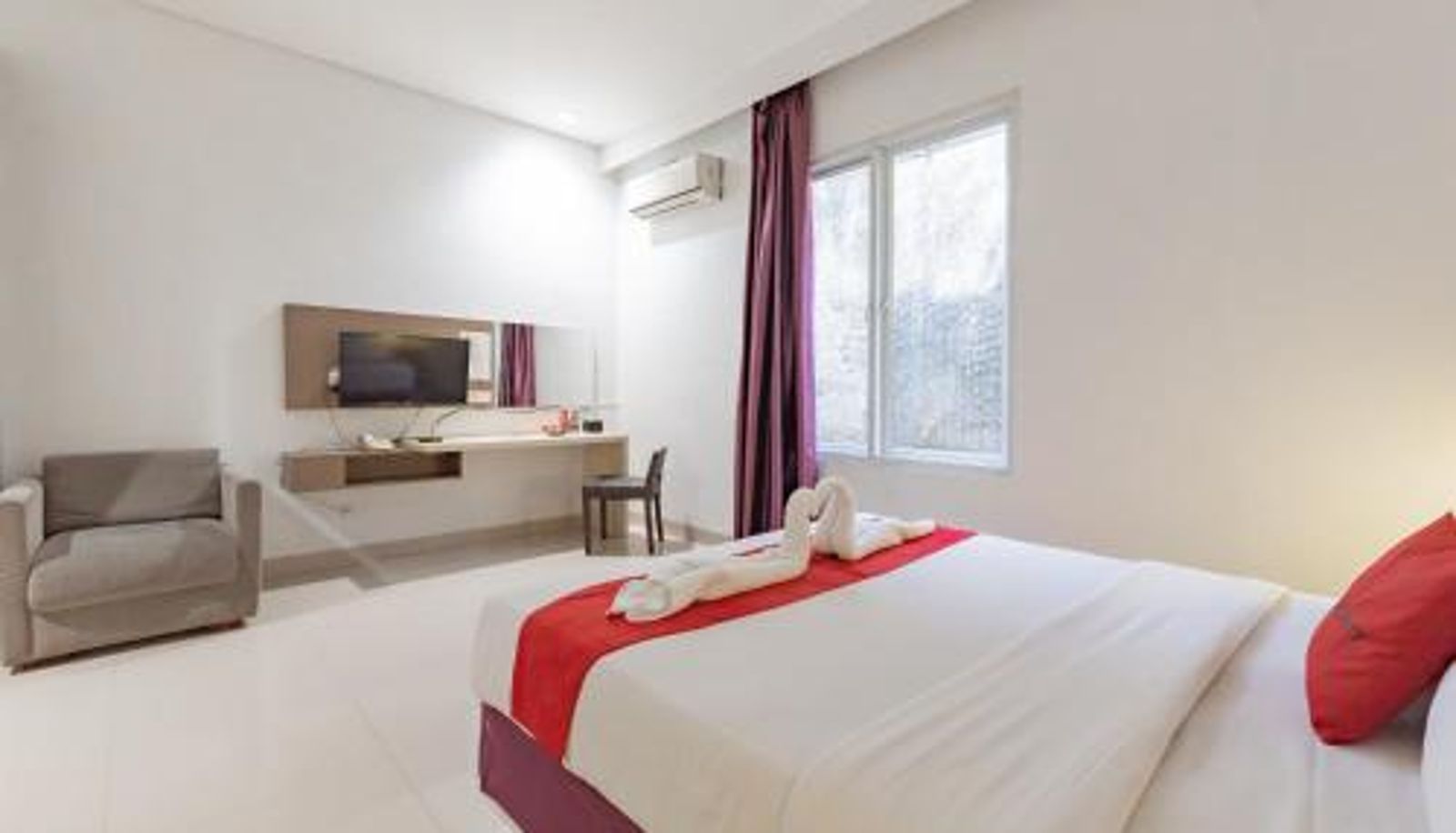 Kamer - RedDoorz near Goa Sunyaragi