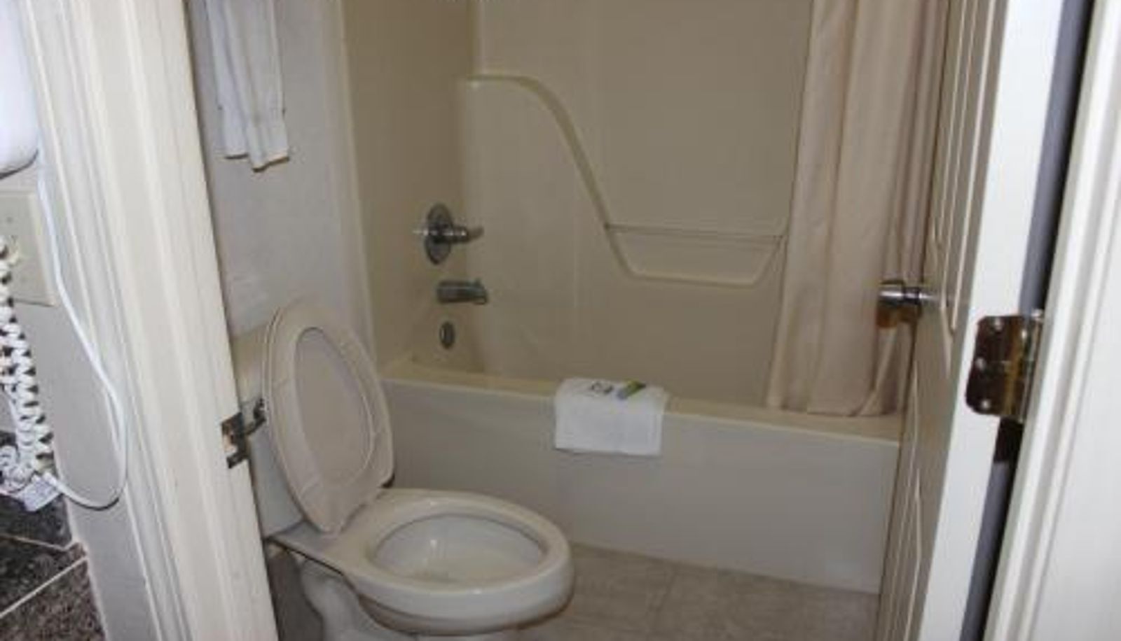 Bathroom - Nationwide 9 Inn